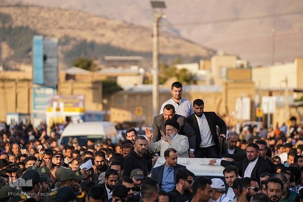 حضور رئیس جمهور در شاهچراغ و دیدار با خانواده شهدا