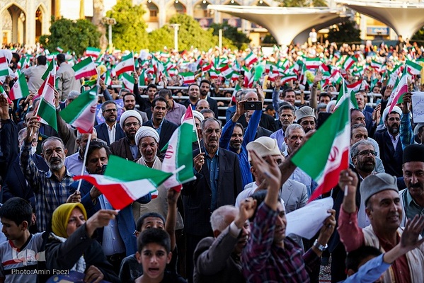 حضور رئیس جمهور در شاهچراغ و دیدار با خانواده شهدا