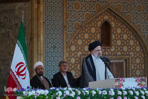 حضور رئیس جمهور در شاهچراغ و دیدار با خانواده شهدا