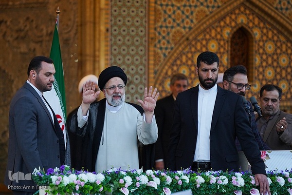 حضور رئیس جمهور در شاهچراغ و دیدار با خانواده شهدا