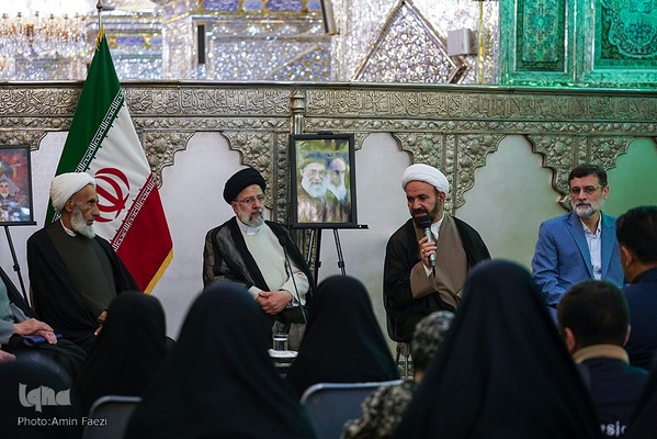 حضور رئیس جمهور در شاهچراغ و دیدار با خانواده شهدا