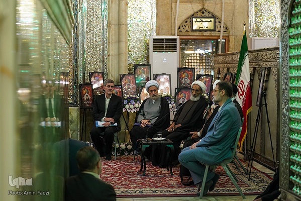 حضور رئیس جمهور در شاهچراغ و دیدار با خانواده شهدا