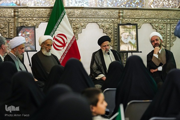 حضور رئیس جمهور در شاهچراغ و دیدار با خانواده شهدا