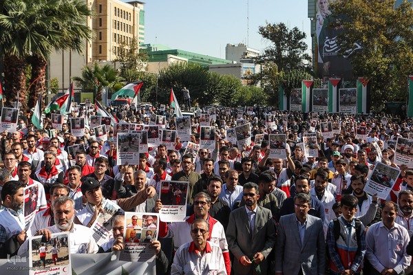 تجمع امدادگران و کادر درمان در میدان فلسطین