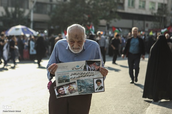 اجتماع عظیم مردم تهران در واکنش به جنایت رژیم صهیونیستی در غزه در میدان انقلاب