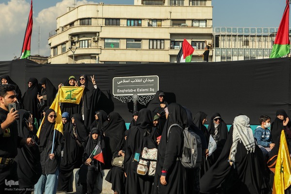 اجتماع عظیم مردم تهران در واکنش به جنایت رژیم صهیونیستی در غزه در میدان انقلاب