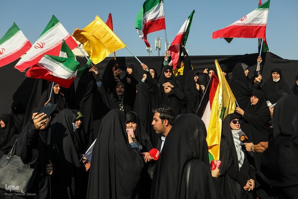 اجتماع عظیم مردم تهران در واکنش به جنایت رژیم صهیونیستی در غزه در میدان انقلاب