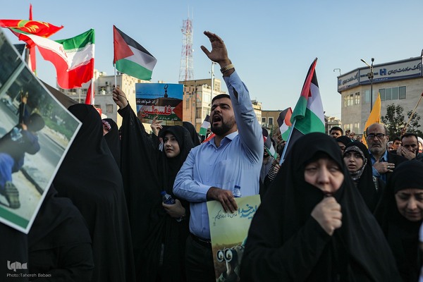 اجتماع عظیم مردم تهران در واکنش به جنایت رژیم صهیونیستی در غزه در میدان انقلاب