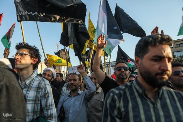 اجتماع عظیم مردم تهران در واکنش به جنایت رژیم صهیونیستی در غزه در میدان انقلاب