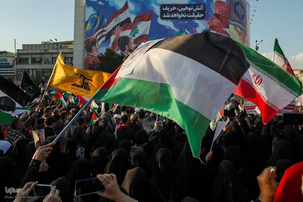 اجتماع عظیم مردم تهران در واکنش به جنایت رژیم صهیونیستی در غزه در میدان انقلاب