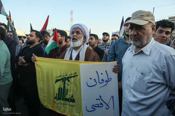 اجتماع عظیم مردم تهران در واکنش به جنایت رژیم صهیونیستی در غزه در میدان انقلاب