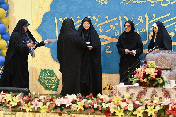 کرسی تلاوت بانوان در آستان عبدالعظیم(ع)