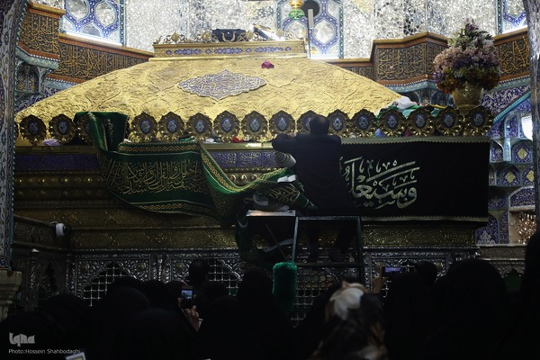  سیاه پوش کردن ضریح مطهر کریمه اهل بیت(س)