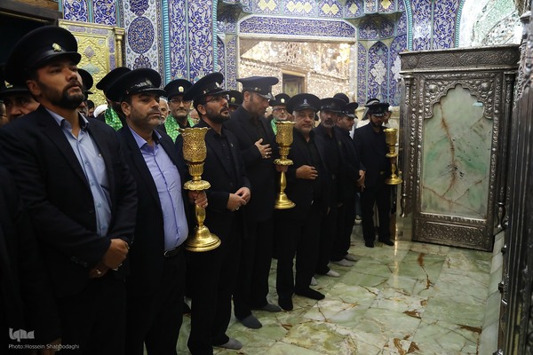  سیاه پوش کردن ضریح مطهر کریمه اهل بیت(س)