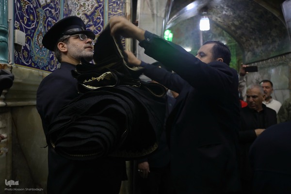  سیاه پوش کردن ضریح مطهر کریمه اهل بیت(س)