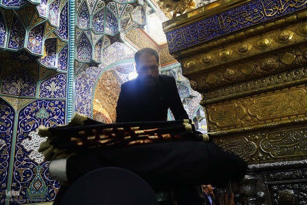  سیاه پوش کردن ضریح مطهر کریمه اهل بیت(س)