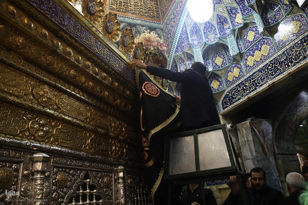  سیاه پوش کردن ضریح مطهر کریمه اهل بیت(س)