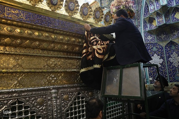  سیاه پوش کردن ضریح مطهر کریمه اهل بیت(س)