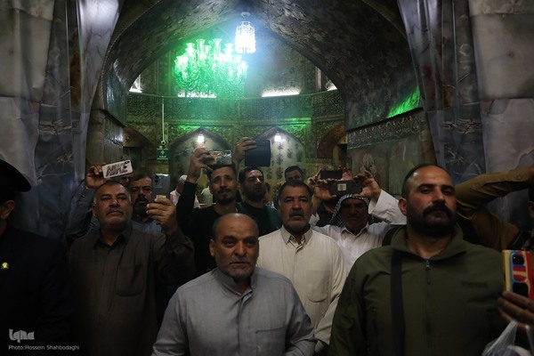  سیاه پوش کردن ضریح مطهر کریمه اهل بیت(س)