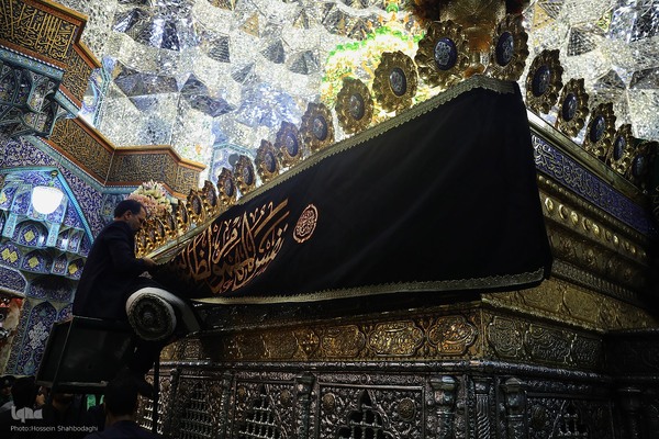  سیاه پوش کردن ضریح مطهر کریمه اهل بیت(س)