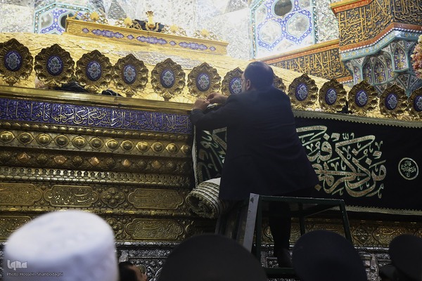 سیاه پوش کردن ضریح مطهر کریمه اهل بیت(س)