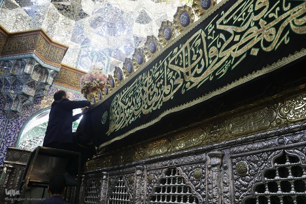  سیاه پوش کردن ضریح مطهر کریمه اهل بیت(س)