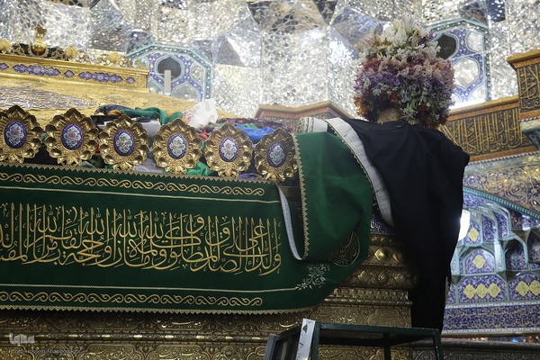  سیاه پوش کردن ضریح مطهر کریمه اهل بیت(س)