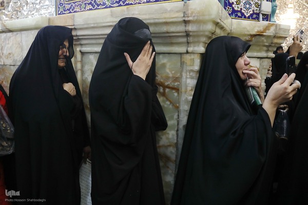  سیاه پوش کردن ضریح مطهر کریمه اهل بیت(س)