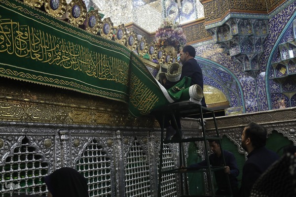  سیاه پوش کردن ضریح مطهر کریمه اهل بیت(س)