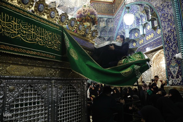  سیاه پوش کردن ضریح مطهر کریمه اهل بیت(س)