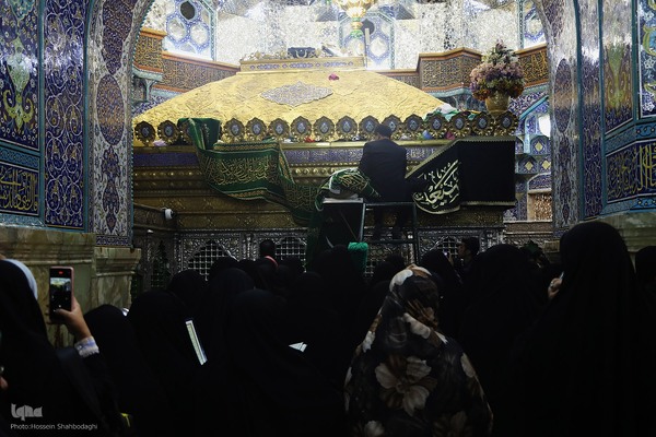  سیاه پوش کردن ضریح مطهر کریمه اهل بیت(س)