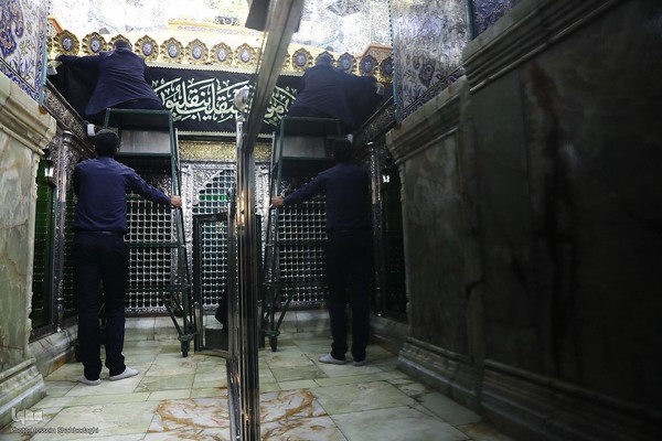  سیاه پوش کردن ضریح مطهر کریمه اهل بیت(س)