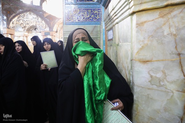  سیاه پوش کردن ضریح مطهر کریمه اهل بیت(س)