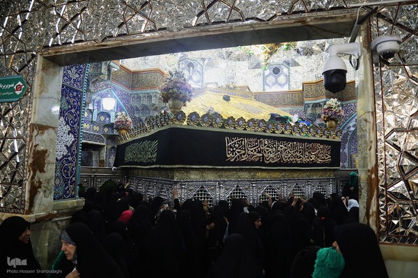  سیاه پوش کردن ضریح مطهر کریمه اهل بیت(س)