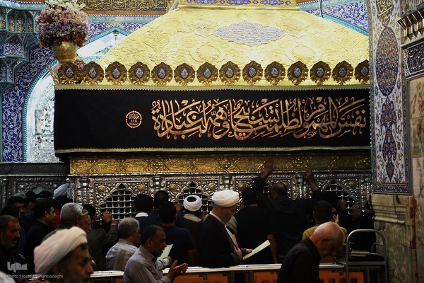  سیاه پوش کردن ضریح مطهر کریمه اهل بیت(س)