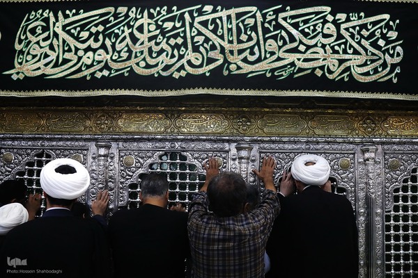  سیاه پوش کردن ضریح مطهر کریمه اهل بیت(س)