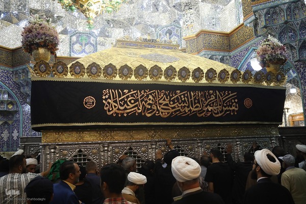  سیاه پوش کردن ضریح مطهر کریمه اهل بیت(س)