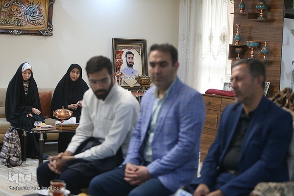 دیدار جامعه قرآنی با خانواده شهید آرمان علی‌وردی