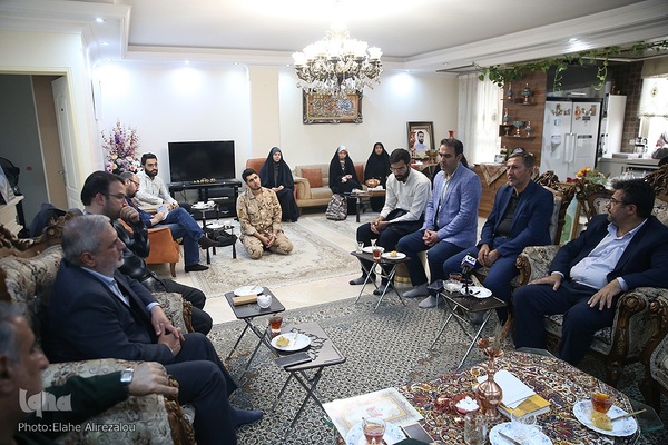 دیدار جامعه قرآنی با خانواده شهید آرمان علی‌وردی
