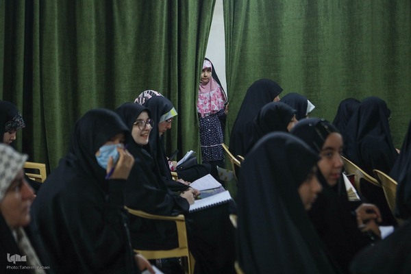 جلسه آموزش قرآن در کانون الزهراء(س)
