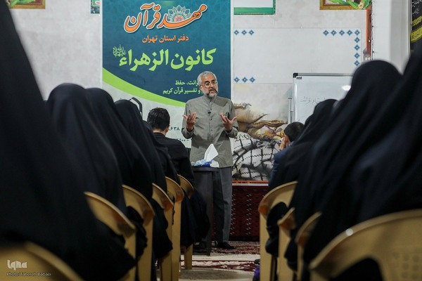 جلسه آموزش قرآن در کانون الزهراء(س)