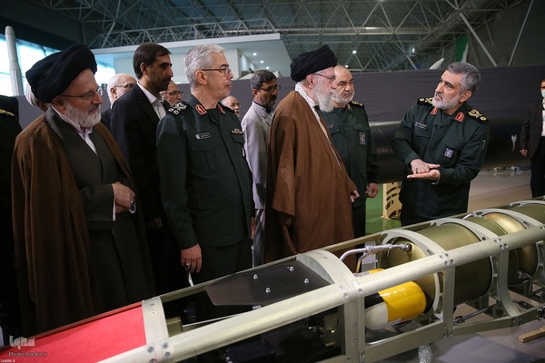 بازدید فرمانده کل قوا از نمایشگاه دستاوردهای نیروی هوافضای سپاه پاسداران