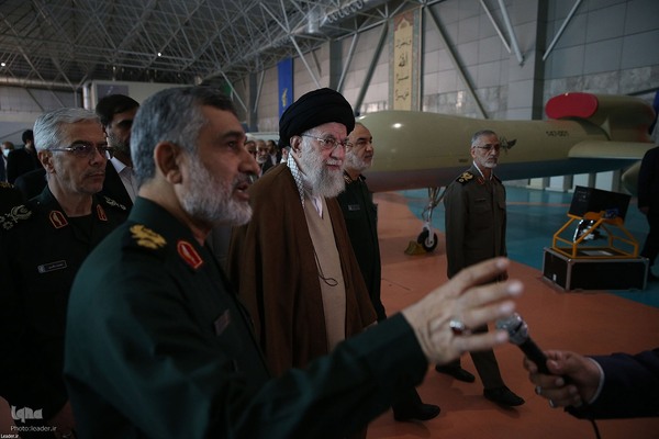 بازدید فرمانده کل قوا از نمایشگاه دستاوردهای نیروی هوافضای سپاه پاسداران
