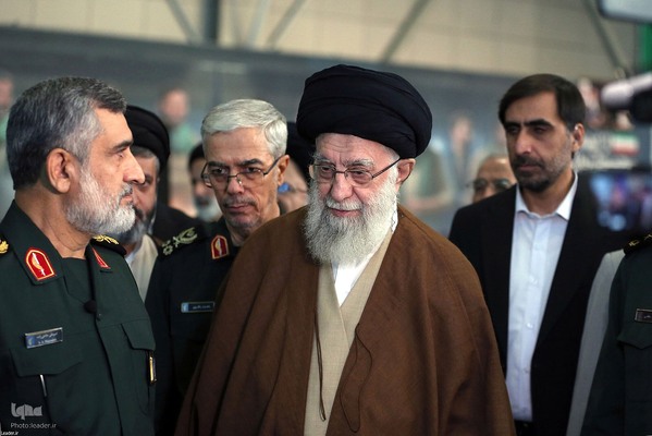 بازدید فرمانده کل قوا از نمایشگاه دستاوردهای نیروی هوافضای سپاه پاسداران