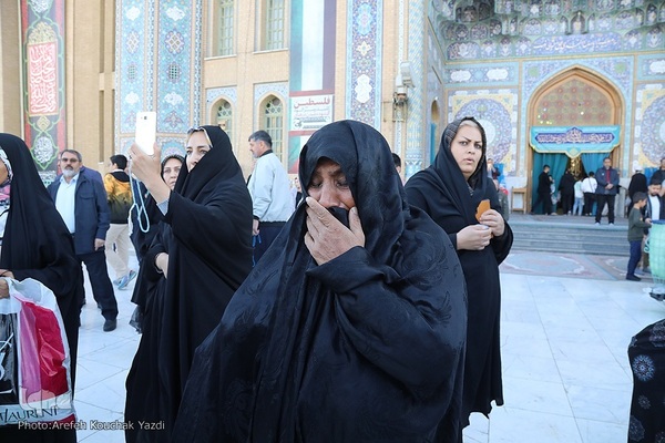 آیین تعویض پرچم گنبد آستان مسجد مقدس جمکران در آستانه ایام فاطمیه