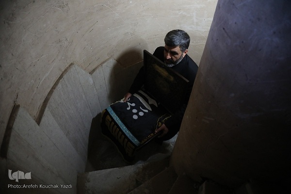 آیین تعویض پرچم گنبد آستان مسجد مقدس جمکران در آستانه ایام فاطمیه