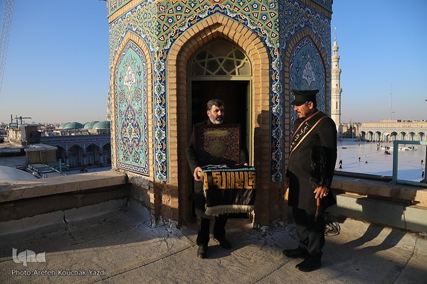 آیین تعویض پرچم گنبد آستان مسجد مقدس جمکران در آستانه ایام فاطمیه