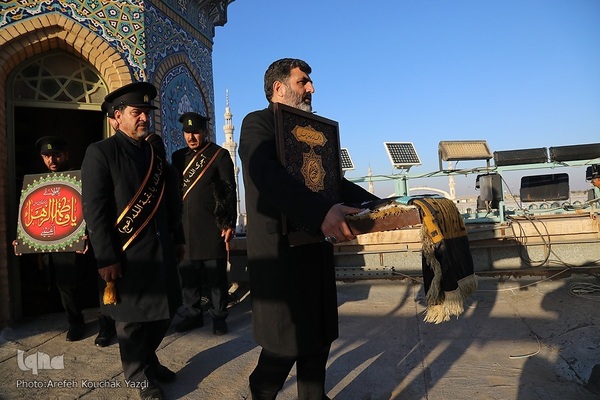 آیین تعویض پرچم گنبد آستان مسجد مقدس جمکران در آستانه ایام فاطمیه