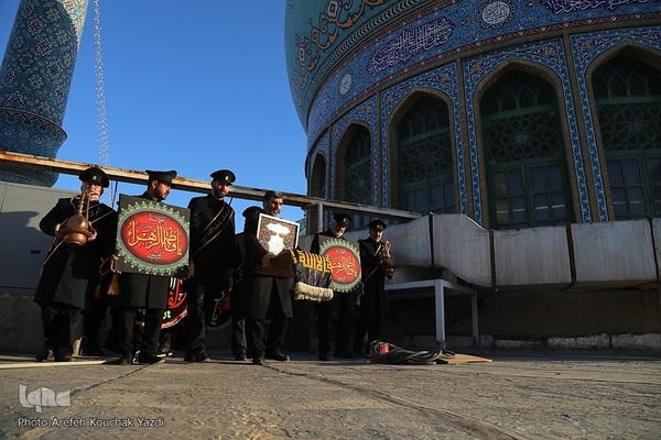 آیین تعویض پرچم گنبد آستان مسجد مقدس جمکران در آستانه ایام فاطمیه