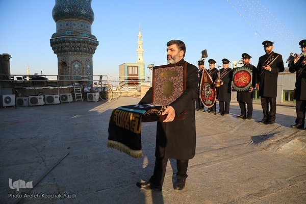 آیین تعویض پرچم گنبد آستان مسجد مقدس جمکران در آستانه ایام فاطمیه